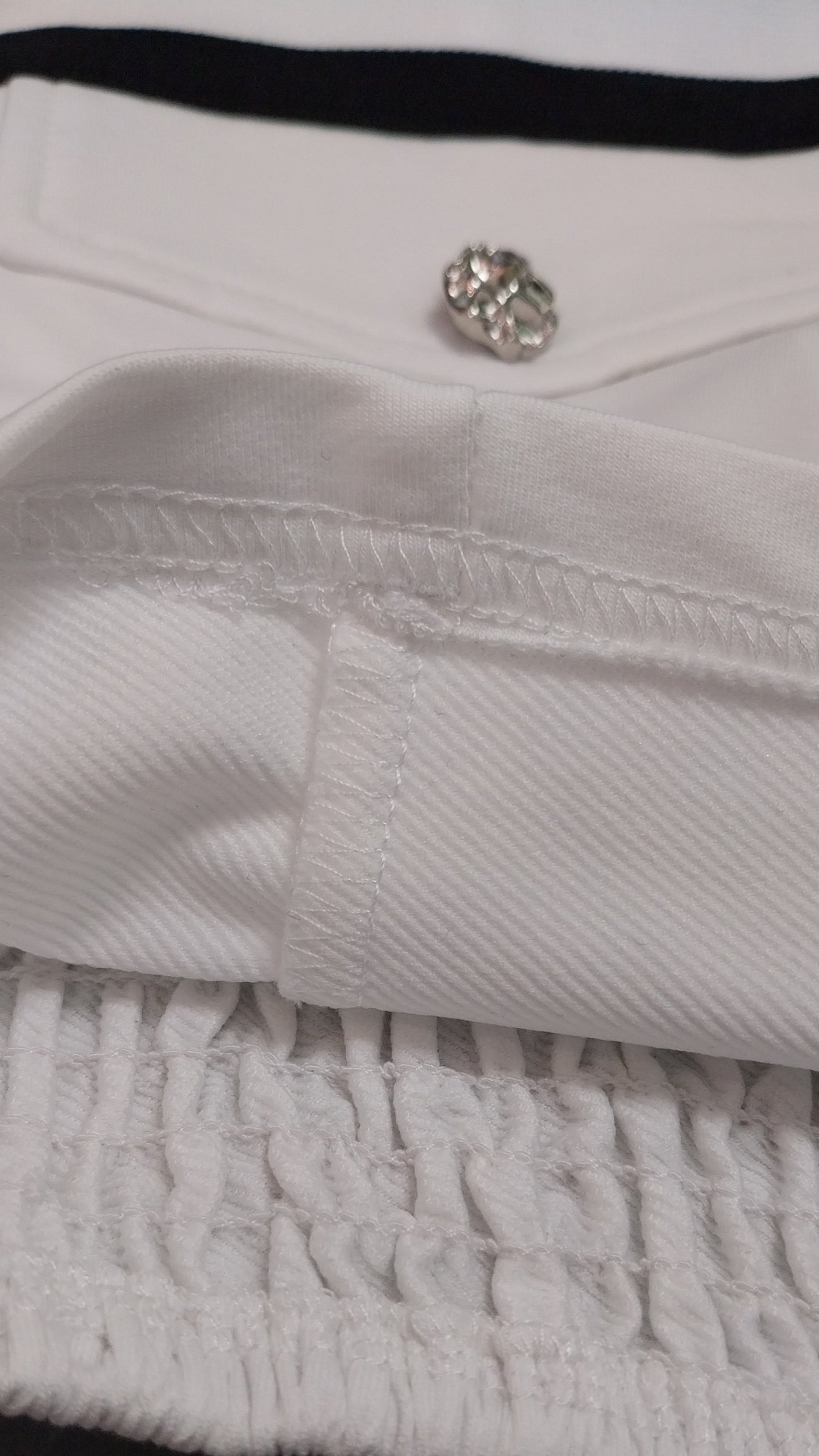 Street Casual szett: Kontrasztos crop top és bő szárú nadrág